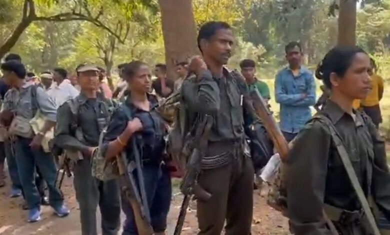 छत्तीसगढ़ में 13 महिलाओं सहित 21 माओवादियों ने किया आत्मसमर्पण, हथियार भी सौंपे
