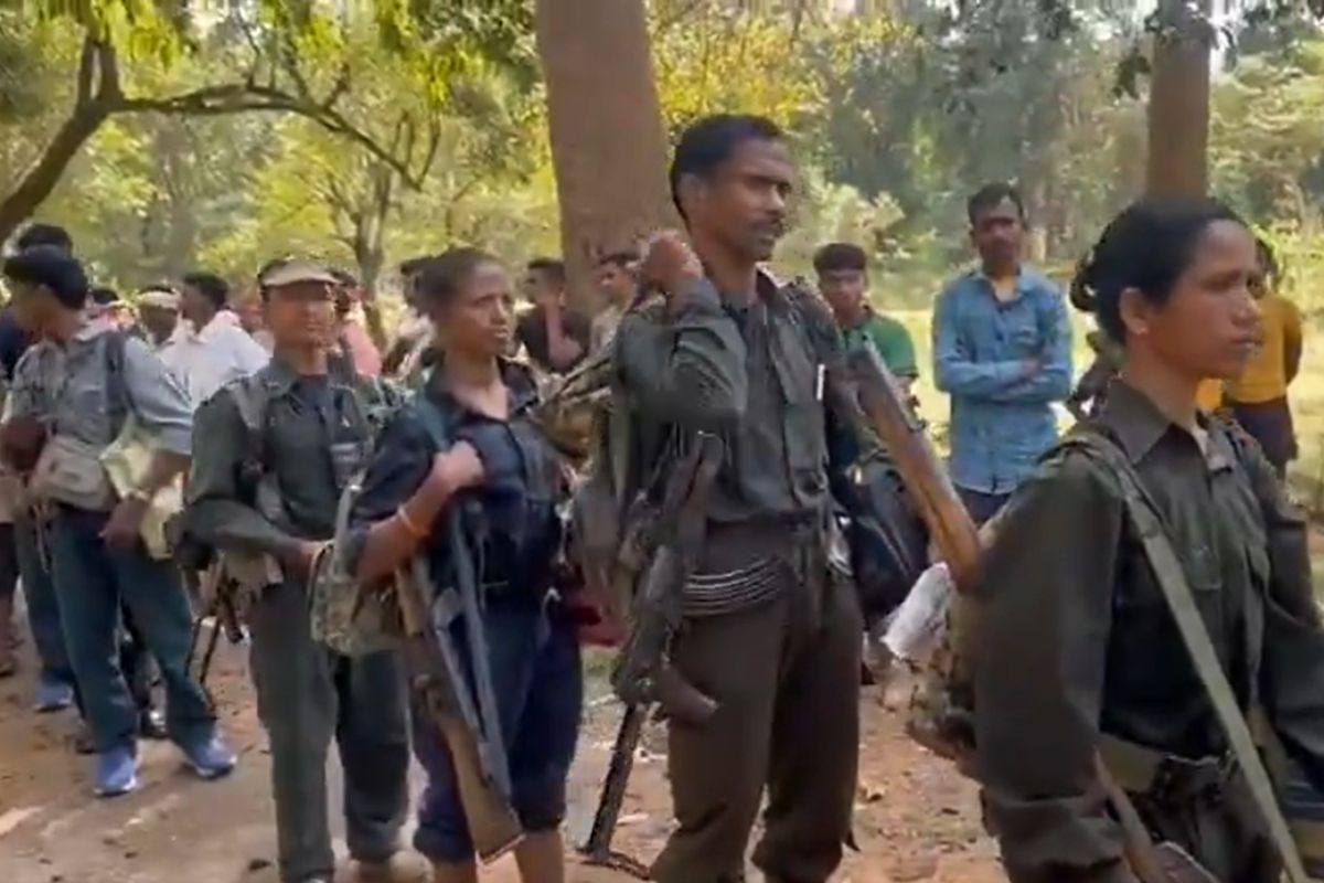 छत्तीसगढ़ में 13 महिलाओं सहित 21 माओवादियों ने किया आत्मसमर्पण, हथियार भी सौंपे