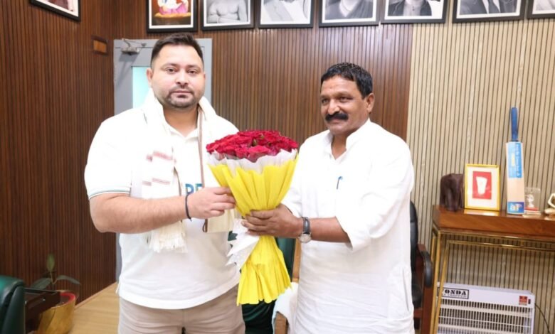 बिहार के पूर्व मंत्री लक्ष्मेश्वर राय ने थामा RJD का दामन, तेजस्वी यादव के नेतृत्व में चुनाव लड़ने को भी तैयार