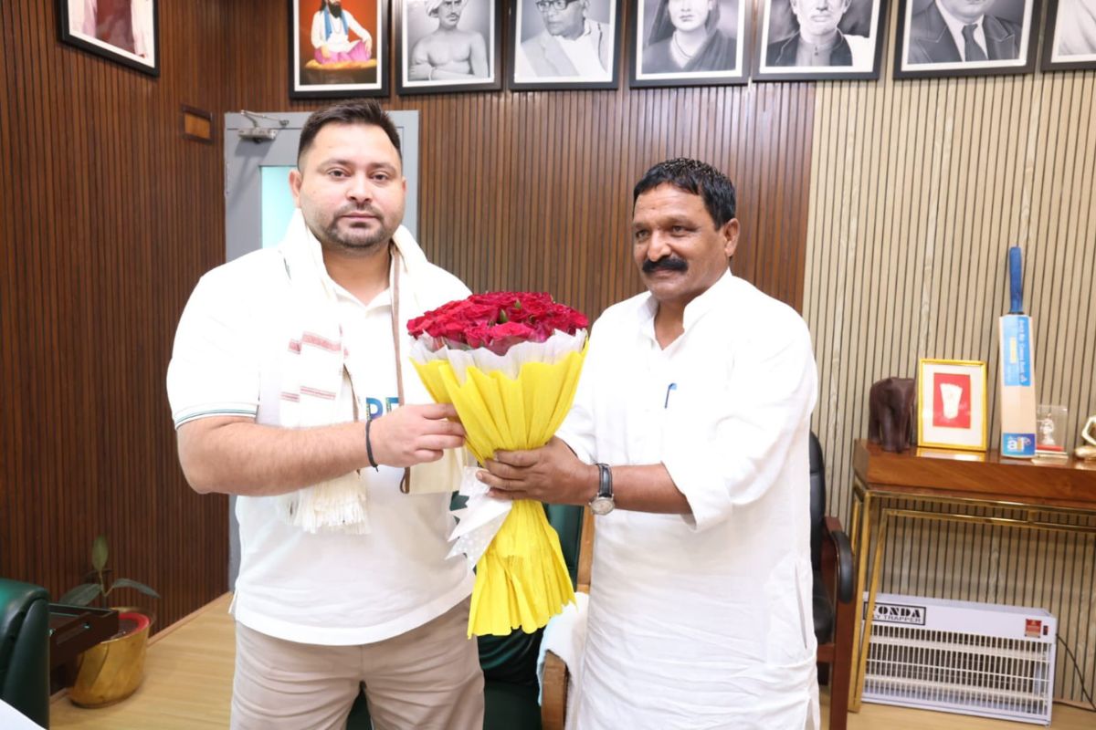 बिहार के पूर्व मंत्री लक्ष्मेश्वर राय ने थामा RJD का दामन, तेजस्वी यादव के नेतृत्व में चुनाव लड़ने को भी तैयार बिहार के पूर्व मंत्री लक्ष्मेश्वर राय ने थामा RJD का दामन, तेजस्वी यादव के नेतृत्व में चुनाव लड़ने को भी तैयार