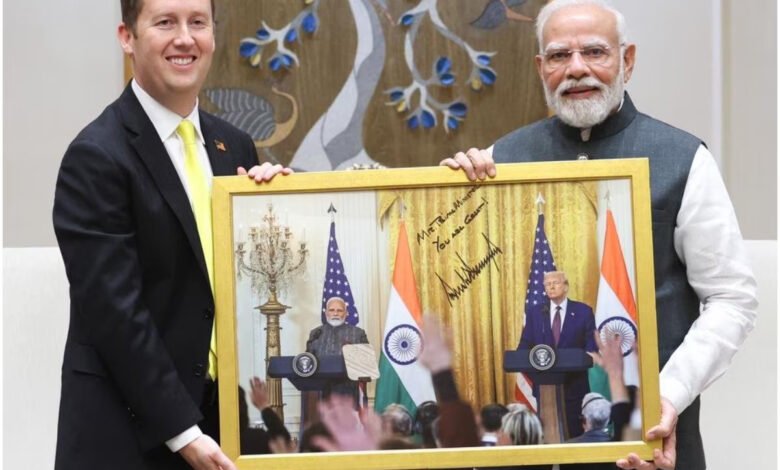 अमेरिकी राजदूत सर्जियो गोर ने पीएम मोदी से की मुलाकात, भेंट किया खास तोहफा