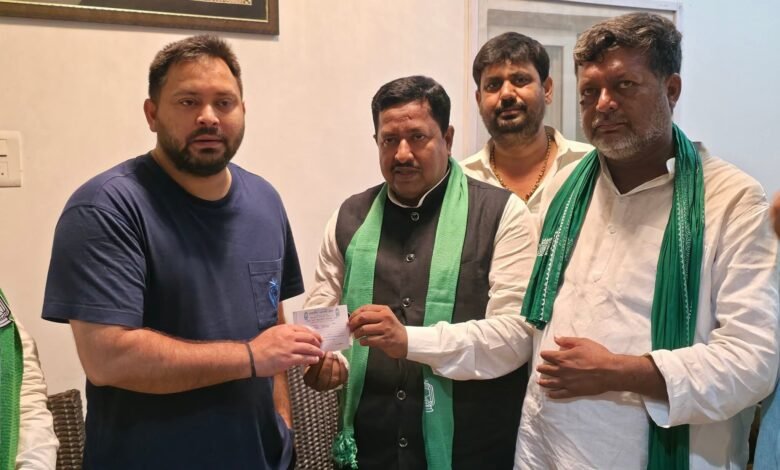 बिहार चुनाव 2025: मढौरा में तेजस्वी यादव की बड़ी चाल, JDU नेता अल्ताफ आलम ने थामा RJD का दामन