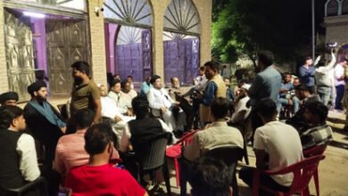 लखनऊ में मौलाना कल्बे जव्वाद की गाड़ी पर हमला, धरने पर बैठे समर्थक