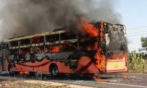 जैसलमेर में दर्दनाक सड़क हादसा: चलती बस में लगी भीषण आग, 12 की मौत की आशंका, 16 गंभीर झुलसे