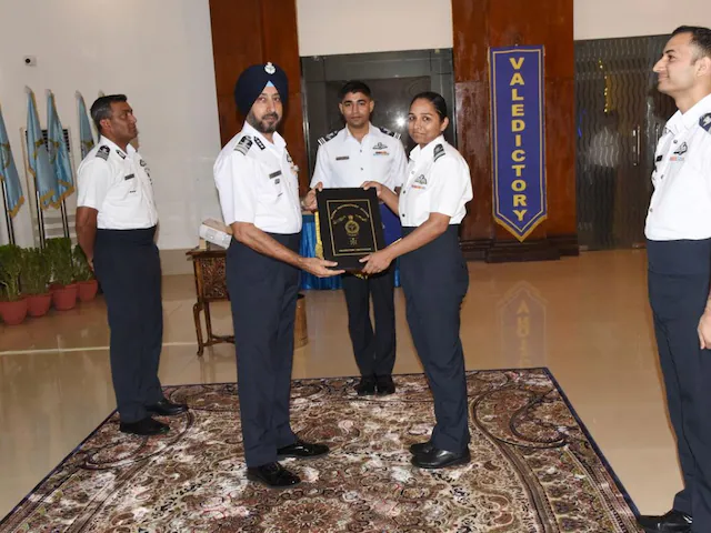 पाकिस्तान का झूठ बेनकाब: राफेल पायलट शिवांगी सिंह भारतीय वायुसेना में सक्रिय, मिली QFI की उपाधि