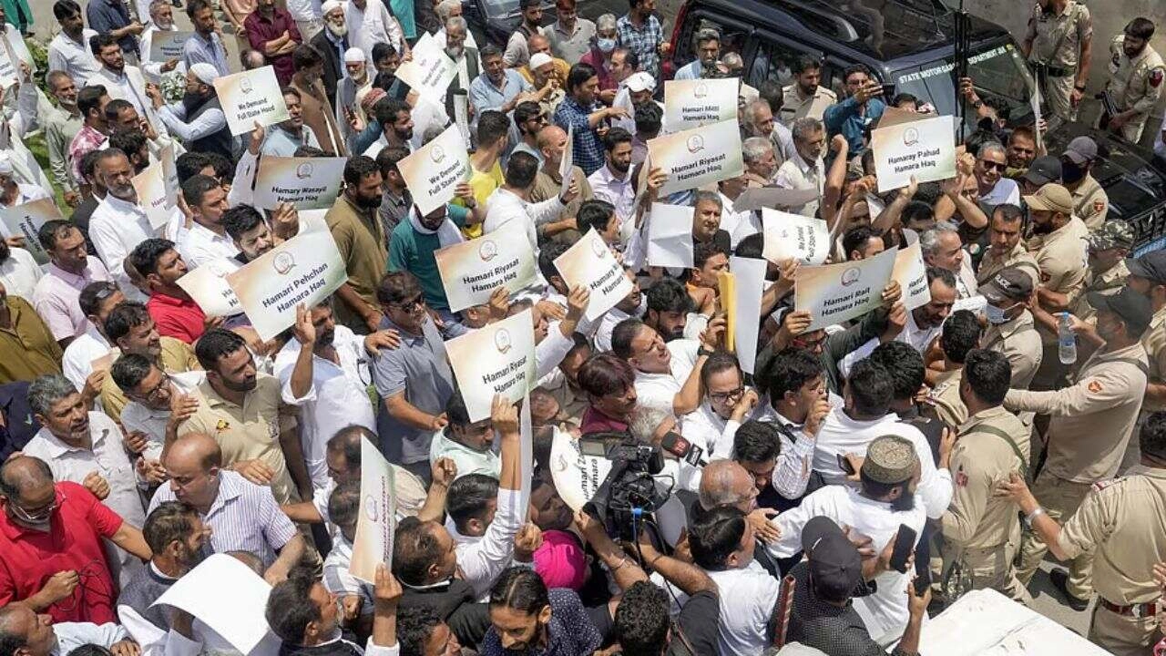 POK में हिंसा और प्रदर्शन: जेएसी से बातचीत के बावजूद नहीं निकला हल