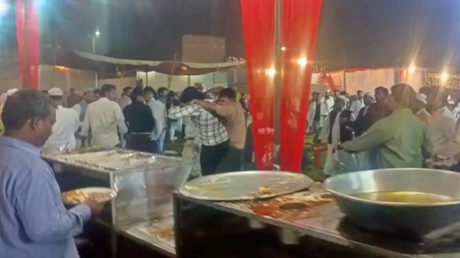 चिकन फ्राई के लिए संघर्ष हुआ! बारातियों और घरातियों के बीच झड़प, 15 घायल, पुलिस ने विवाह संपन्न कराया। चिकन फ्राई के लिए संघर्ष हुआ! बारातियों और घरातियों के बीच झड़प, 15 घायल, पुलिस ने विवाह संपन्न कराया।