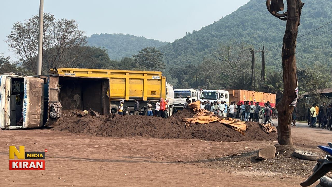 Jharkhand News: झारखंड सरायकेला में दर्दनाक सड़क हादसा, लोहे से भरा डंपर ई-रिक्शा पर गिरा, 3 की मौत, एक घायल Jharkhand News