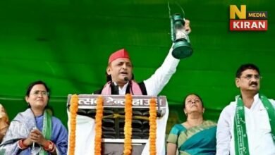 LED लालटेन लेकर अखिलेश बोले – “BJP वालों को लैपटॉप चलाना नहीं आता, अब जनता को चाहिए असली रोशनी”