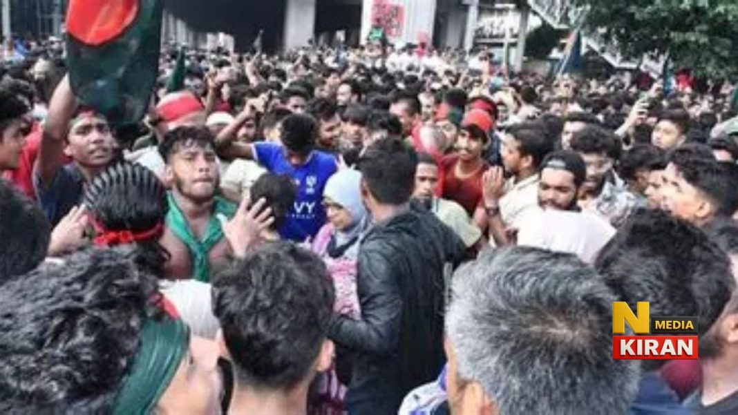 बांग्लादेश संकट गहराया: युवा नेता की मौत पर बवाल, भारत विरोधी प्रदर्शन और दफ्तरों में आग बांग्लादेश संकट गहराया: युवा नेता की मौत पर बवाल, भारत विरोधी प्रदर्शन और दफ्तरों में आग