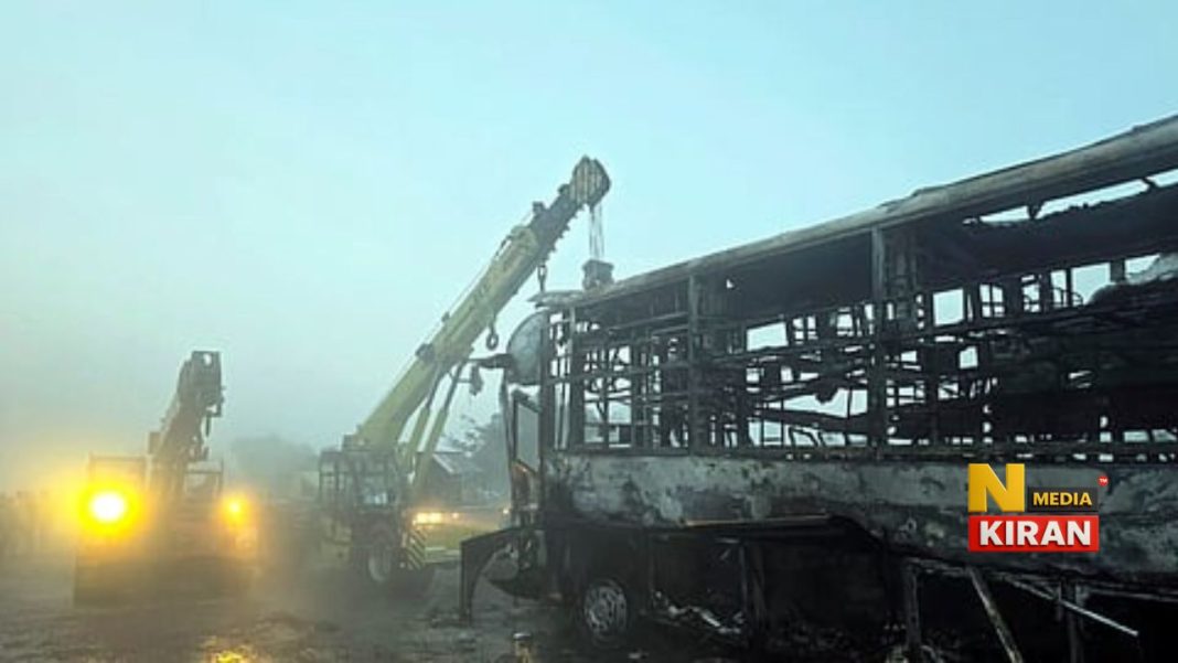 यमुना एक्सप्रेसवे पर भीषण हादसा, घने कोहरे से 7-8 बसें और कारें टकराईं, 4 से 13 मौतें यमुना एक्सप्रेसवे पर भीषण हादसा, घने कोहरे से 7-8 बसें और कारें टकराईं, 4 से 13 मौतें