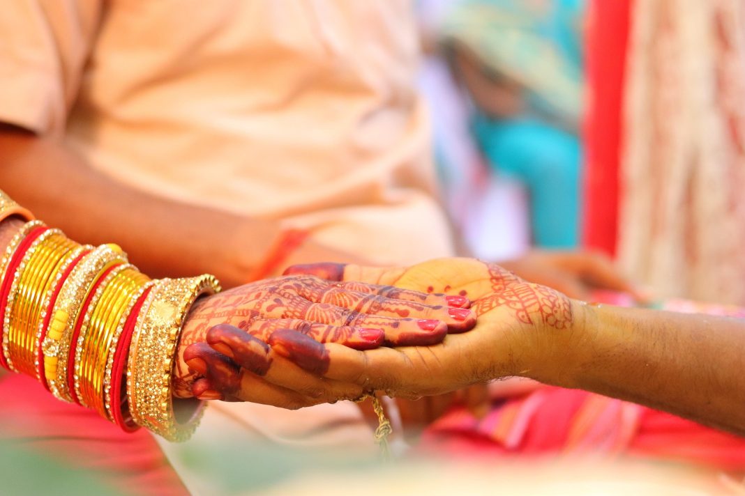 विवाह संस्कार था, समाज-भूज बन गया: दिखावे और दहेज ने क्यों तोड़े रिश्ते विवाह संस्कार था, समाज-भूज बन गया: दिखावे और दहेज ने क्यों तोड़े रिश्ते