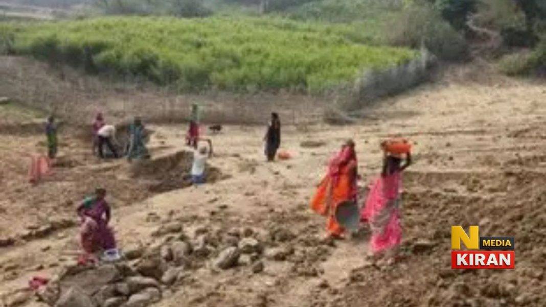 एक दिन में ध्वस्त हुई 20 साल की मनरेगा: राहुल गांधी का मोदी सरकार पर तीखा हमला एक दिन में ध्वस्त हुई 20 साल की मनरेगा: राहुल गांधी का मोदी सरकार पर तीखा हमला