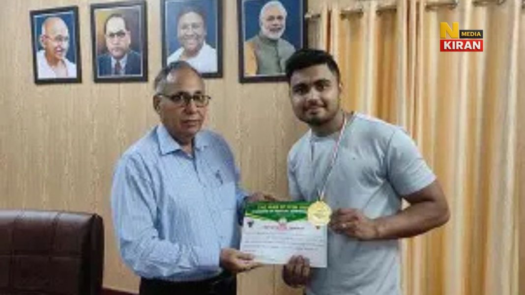 गांव के लाल का गौरव: शुभम शर्मा ने UPSC इंडियन इंजीनियरिंग सर्विसेज में 39वीं रैंक से रोशन किया अलीगढ़ का नाम गांव के लाल का गौरव: शुभम शर्मा ने UPSC इंडियन इंजीनियरिंग सर्विसेज में 39वीं रैंक से रोशन किया अलीगढ़ का नाम