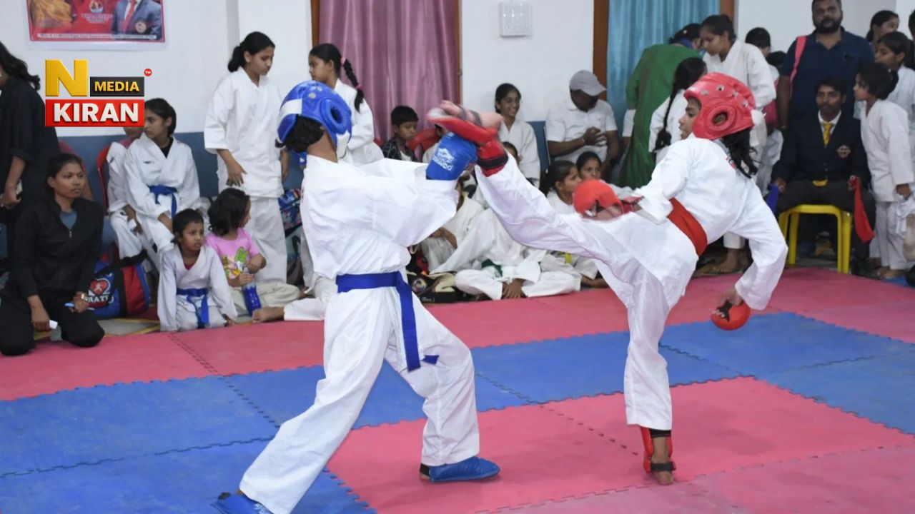 Bihar News: School girls doing karate