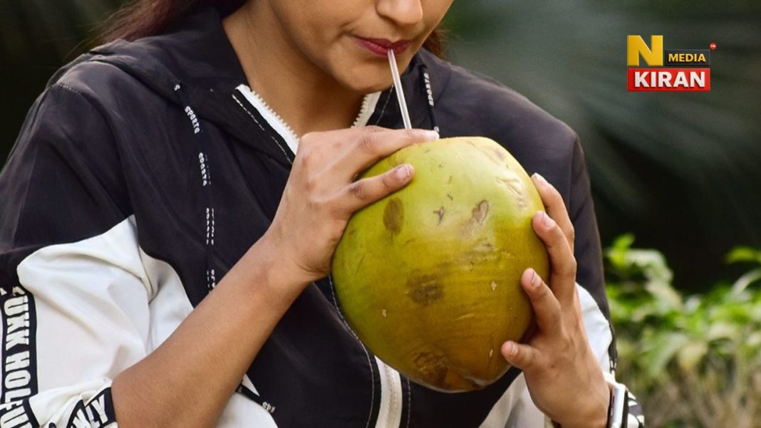 डायबिटीज में नारियल पानी पीना अच्छा है या नहीं, जानिए पूरी सच्चाई, फायदे-नुकसान और कितना पीएं Coconut Water in Diabetes: A Women Drinking Nariyal Water