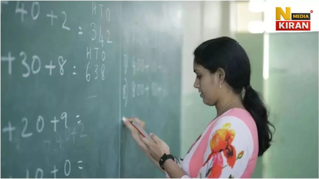 Bihar News: A Teacher is Teaching in Classroom