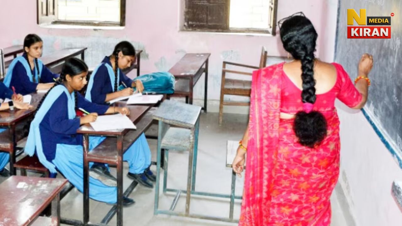 Bihar News: A Teacher is Teaching in Classroom