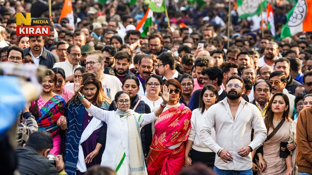 West Bengal Politics: West Bengal Chief Minister Mamata Banerjee leads a foot march against the aid and the central government.