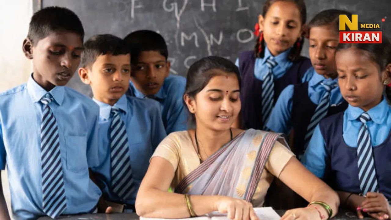 Jharkhand News: Teacher Teaching in Classroom
