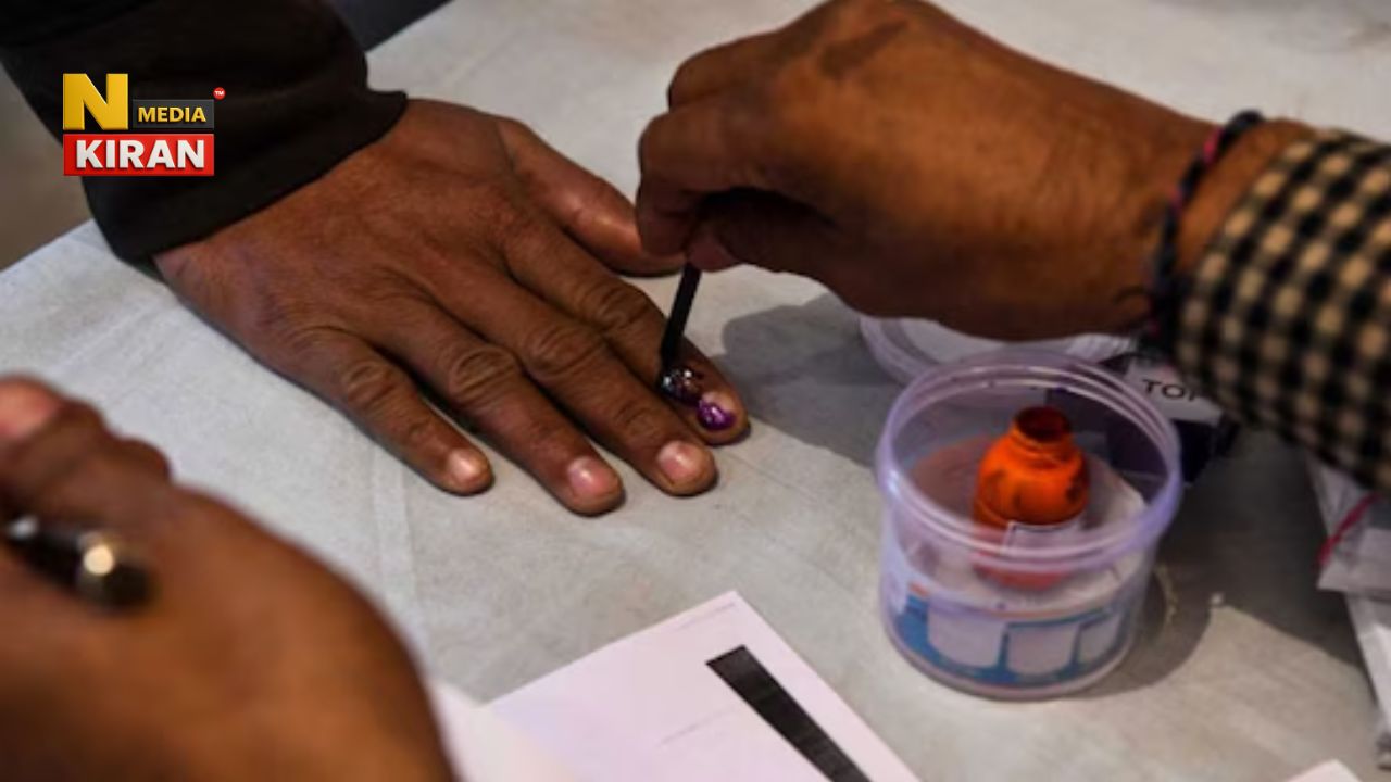 Jharkhand Nikay Chunav: A young man gets his voting ink applied