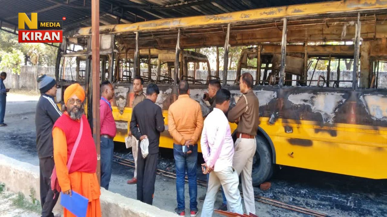 Jharkhand News: Bus gutted by fire