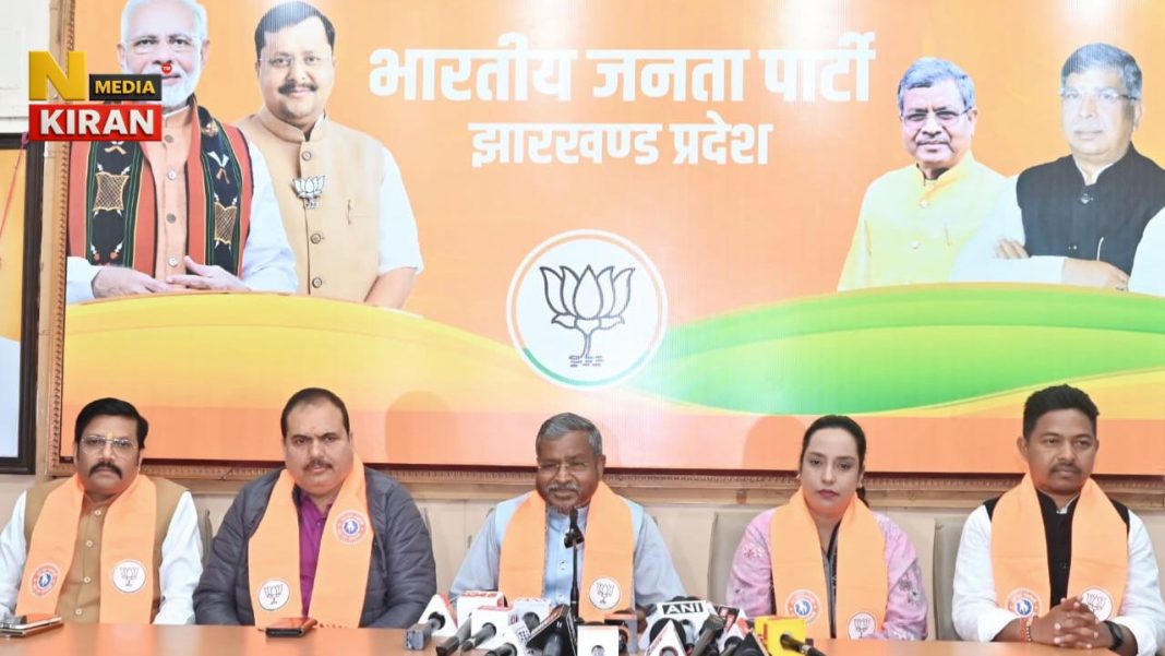 मुख्यमंत्री ने नहीं फहराया दुमका में तिरंगा, CM हेमंत सोरेन पर बीजेपी का तीखा हमला, संविधान का अपमान बताया Jharkhand News