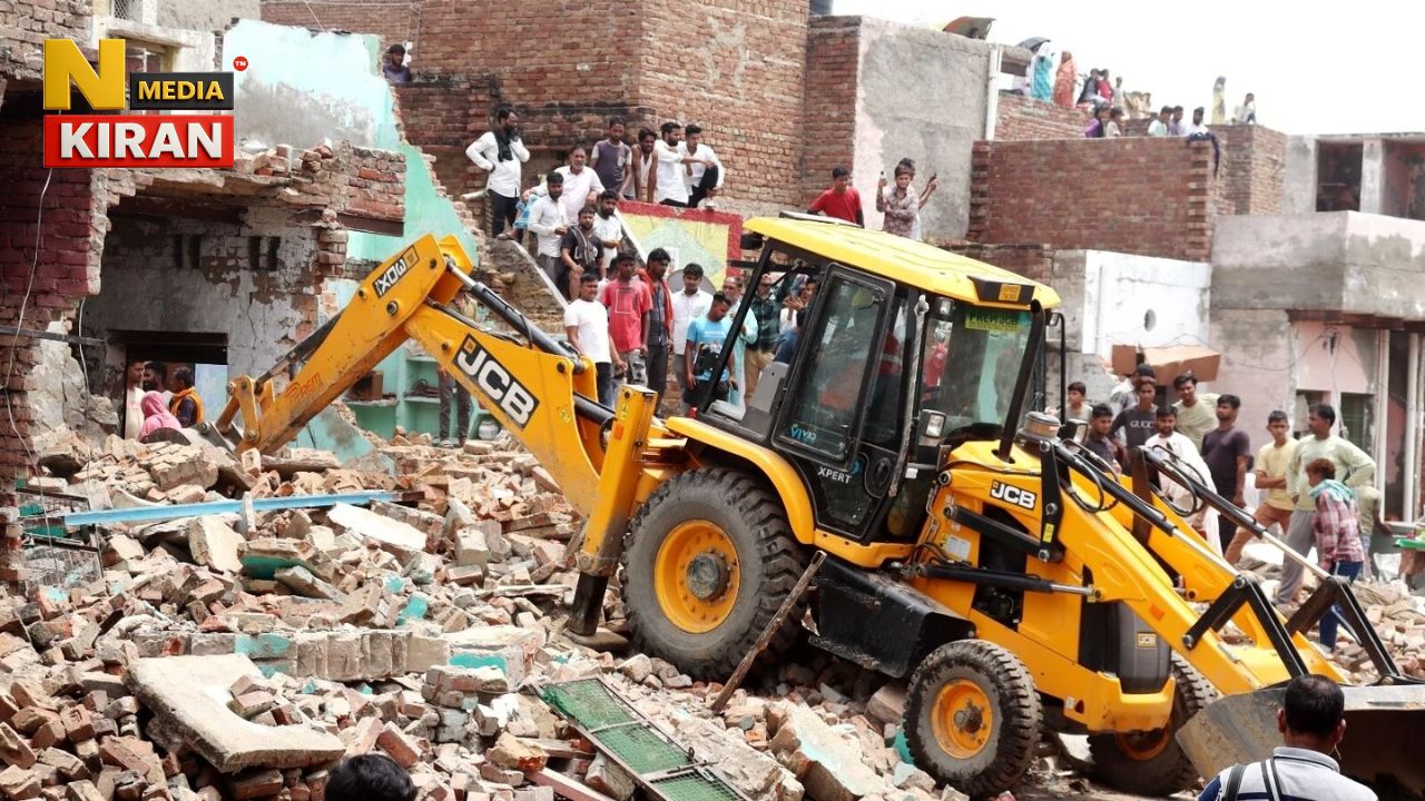 Jharkhand News: JCB Breaking a House