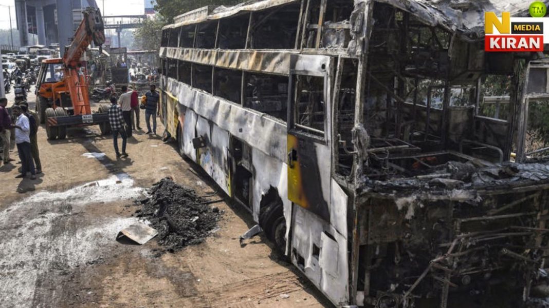 मुंबई में हाईवे पर बस में आग लगी