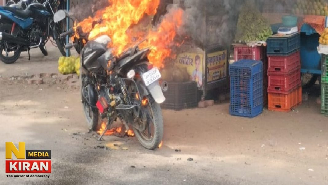 पलामू में सड़क पर चलती बाइक में अचानक लगी भीषण आग, युवक ने कूदकर बचाई जान, बाइक जलकर हुई खाक Jharkhand News
