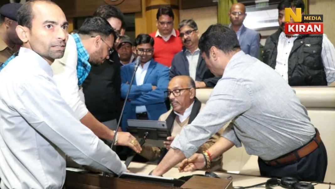 झारखंड विधानसभा हुई पेपरलेस, मुख्यमंत्री हेमंत सोरेन ने किया एनईवीए सेवा केंद्र का उद्घाटन, मंत्रियों-विधायकों को मिले टैबलेट Jharkhand News