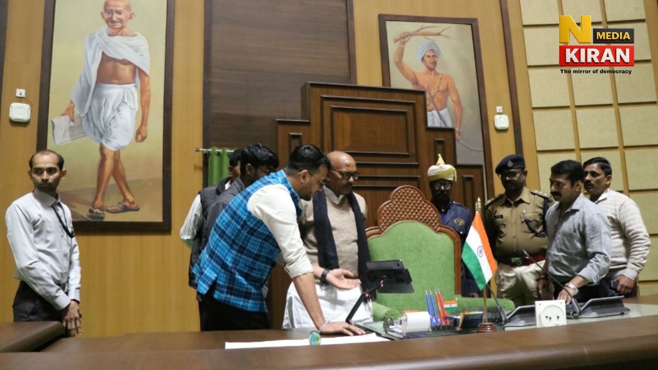 Jharkhand News - employees using tablets