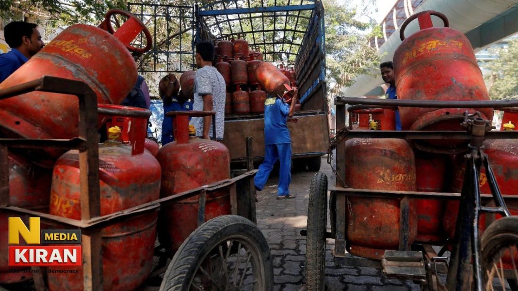 धनबाद में LPG गैस संकट, 72 घंटे में कीमत दोगुनी, कोयले की अंगीठी पर लौटा स्ट्रीट फूड का जायका जानें पूरी कहानी Jharkhand News