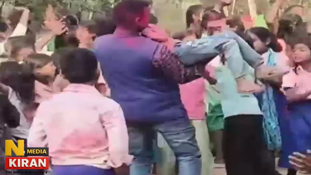 गढ़वा के स्कूल में डीजे पर अश्लील गाने और डांस का वीडियो वायरल, प्रभारी प्रधानाध्यापक सस्पेंड, 2 शिक्षकों की नौकरी जाने की तैयारी Jharkhand News