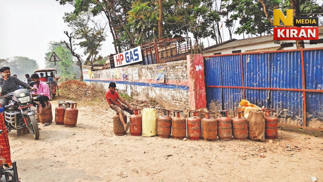 रांची में गैस सिलेंडर की किल्लत से हाहाकार, घंटों लाइन में खड़े रहने के बाद भी खाली हाथ लौट रहे लोग, कीमत बढ़ने से दोहरी मार Ranchi News