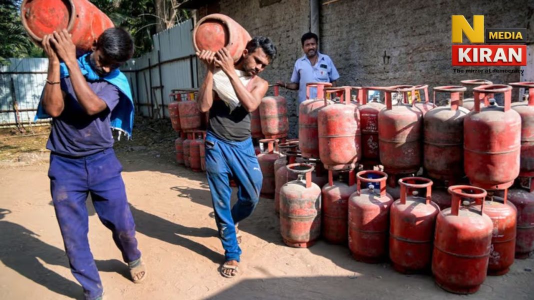 रांची में LPG संकट, खाड़ी युद्ध का असर, गैस गोदामों पर घंटों कतार; 25 दिन का नया नियम बना मुसीबत, होटल-ढाबे भी परेशान Ranchi News