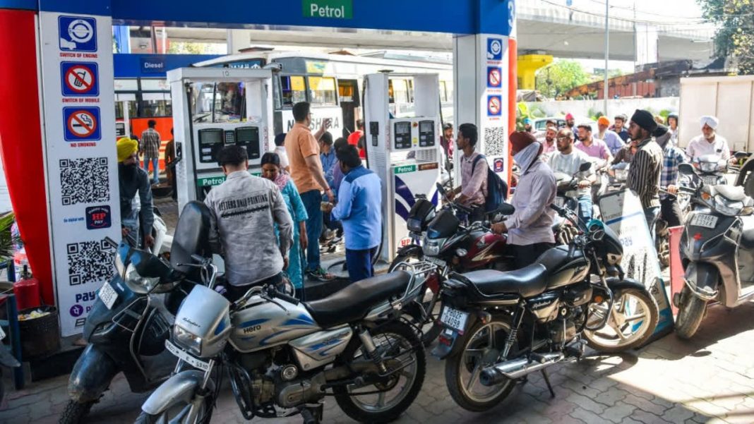 Petrol Diesel Price Hike: पेट्रोल और डीजल की कीमतों में 91 पैसे तक की भारी बढ़ोतरी, हैदराबाद और मुंबई बने सबसे महंगे शहर Petrol Diesel Price Hike