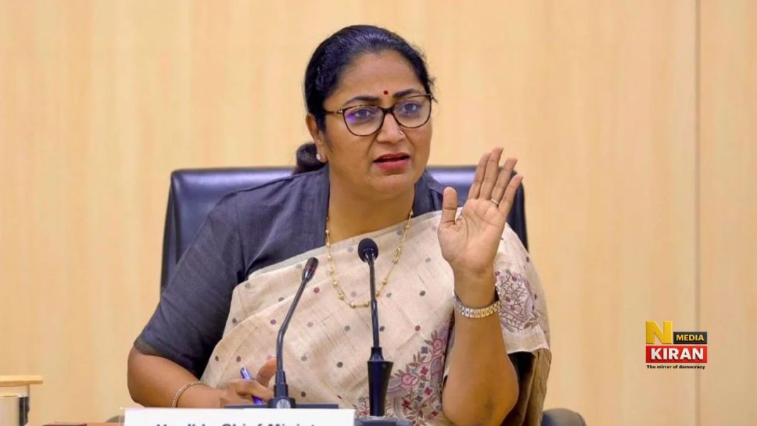 Delhi Government: दिल्ली में बड़ा प्रशासनिक बदलाव, तय समय पर मिलेगी सरकारी सेवा, देरी पर अधिकारियों की होगी जवाबदेही Delhi Government