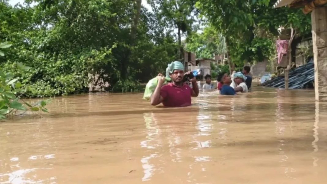 Odisha News: ओडिशा में बाढ़ का संकट गहराया, बैतरनी नदी खतरे के निशान से 2 मीटर ऊपर, 4 जिलों में स्कूल बंद Odisha News