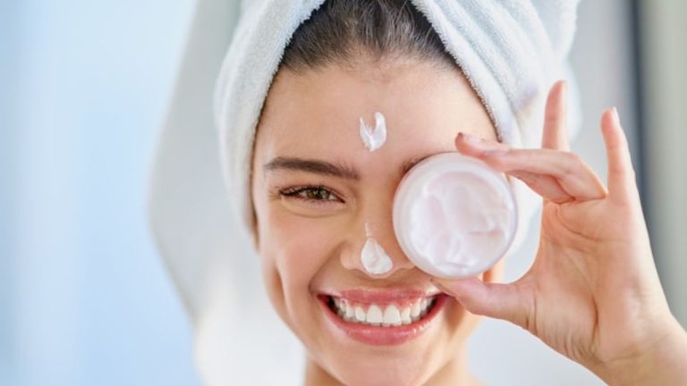 Skin Care Correct Order: पहले क्रीम लगाएं या सनस्क्रीन? स्किनकेयर का सही क्रम जानिए
