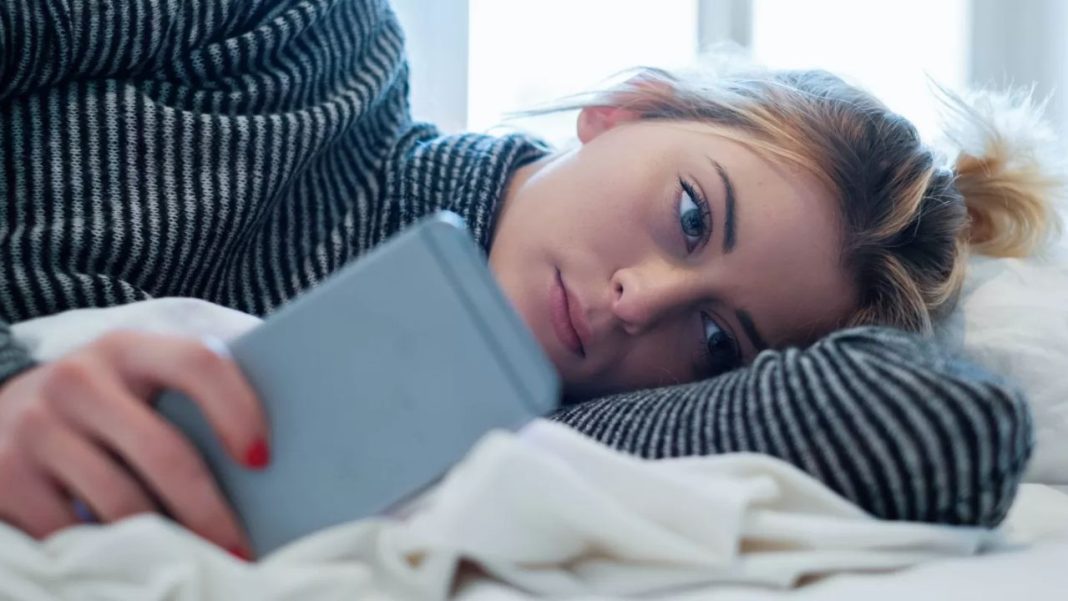 Texting Anxiety Tips: चैट में देर से रिप्लाई आने पर होती है घबराहट? जानें क्या है टेक्स्टिंग एंग्जायटी Texting Anxiety Tips
