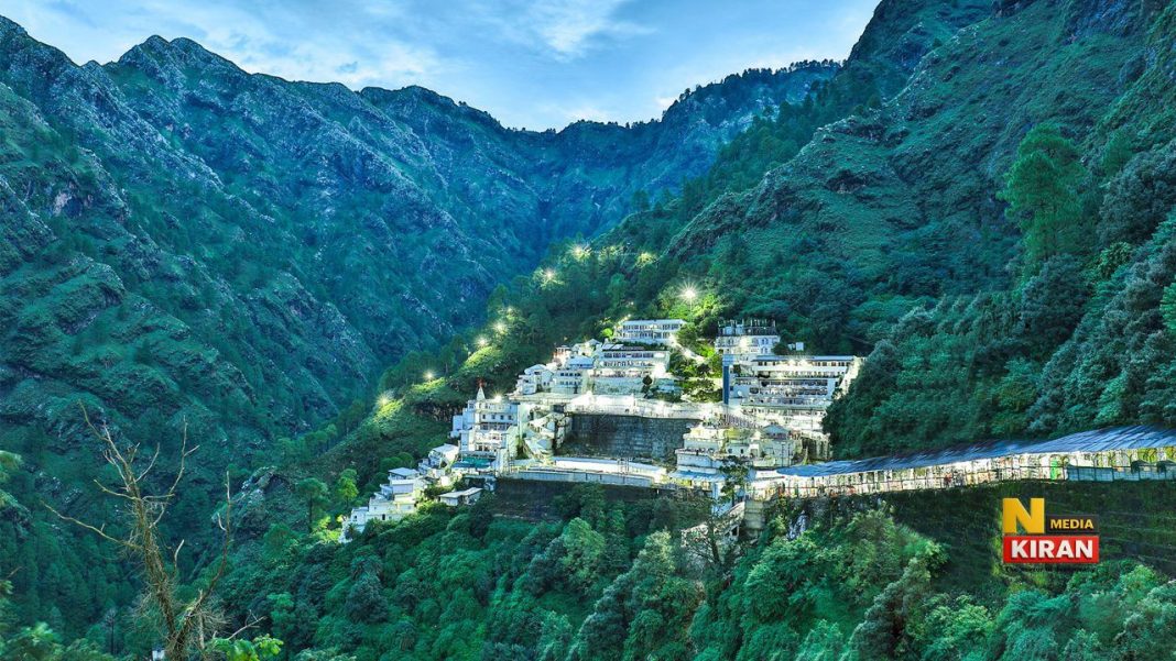 Vaishno Devi: आखिर ऊंचे पहाड़ों पर ही क्यों विराजती हैं माता रानी? वैष्णो देवी से मैहर तक छिपा है गहरा धार्मिक रहस्य Vaishno Devi