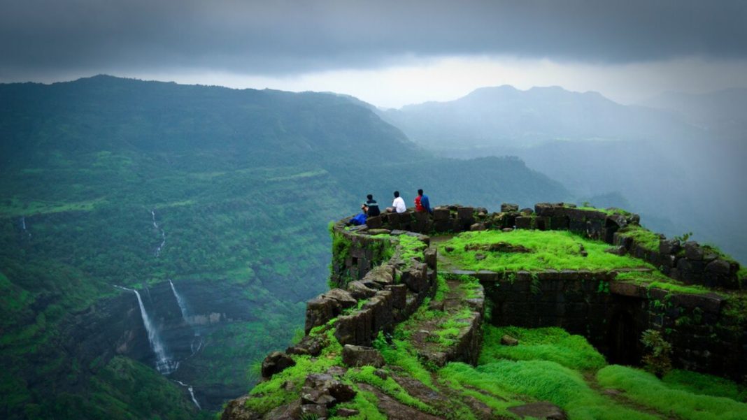 Best Monsoon Destinations: मानसून में कपल्स के लिए परफेक्ट हैं ये 5 रोमांटिक डेस्टिनेशन, बारिश में दोगुना खूबसूरत हो जाता है सफर Best Monsoon Destinations