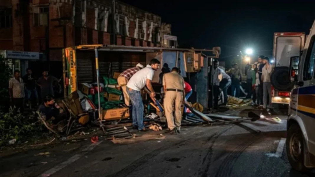 Bhind Road Accident: सड़क पर बैठी गायों को बचाने में ट्रक से टकराया मजदूरों का वाहन, 8 की मौत और 22 से ज्यादा घायल Bhind Road Accident