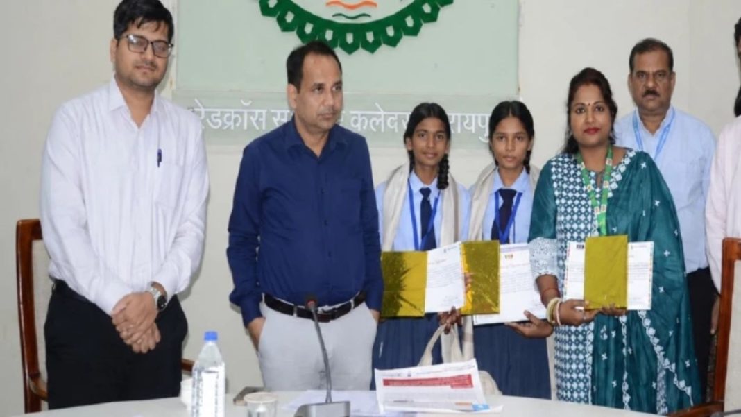 CG News: रायपुर की छात्राओं ने ब्रिक्स मंच पर लहराया परचम, सैटेलाइट इमेजरी से बनाया स्पंज सिटी मॉडल CG News