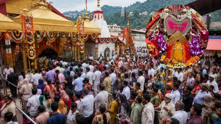 Chintpurni News: श्रावण अष्टमी मेले में चढ़ा 1.53 करोड़ का चढ़ावा, नवमी पर 25 हजार श्रद्धालुओं ने नवाया शीश