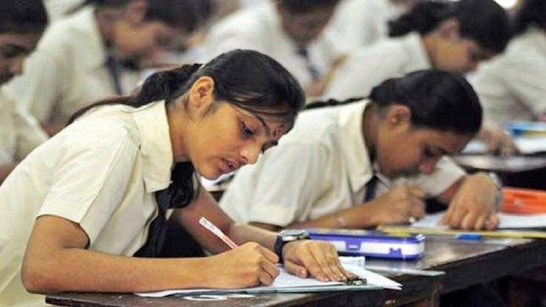 Jharkhand News: झारखंड में उच्च शिक्षा की सुस्त रफ्तार, प्रति लाख युवाओं पर सिर्फ 9 कॉलेज, फिर भी बेटियों ने बढ़ाया नामांकन का आंकड़ा Jharkhand News