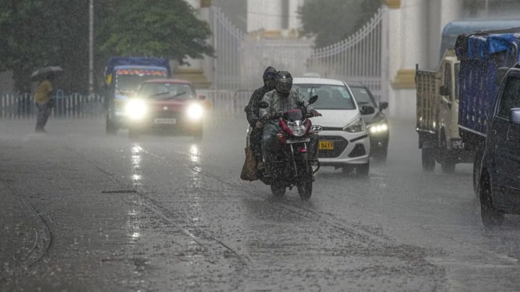 Kal Ka Mausam 12 August: 19 राज्यों में मूसलाधार बारिश का अलर्ट, 90 की स्पीड से चलेगी आंधी Kal Ka Mausam 12 August