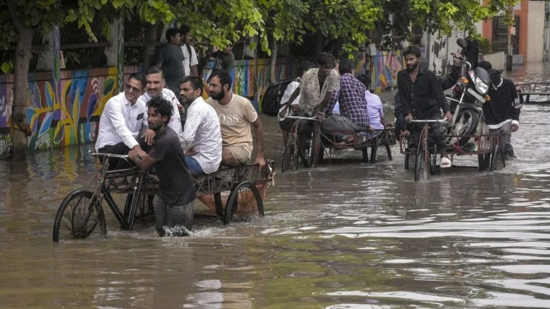 Kal Ka Mausam 14 August: 15 राज्यों में भारी बारिश का अलर्ट, 70 की स्पीड से चलेगी आंधी Kal Ka Mausam 14 August
