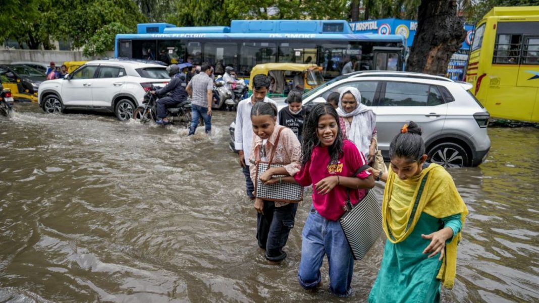 Kal Ka Mausam 18 August 2026: 25 राज्यों में मूसलाधार बारिश का अलर्ट, 65 की रफ्तार से चलेंगी हवाएं Kal Ka Mausam 18 August 2026